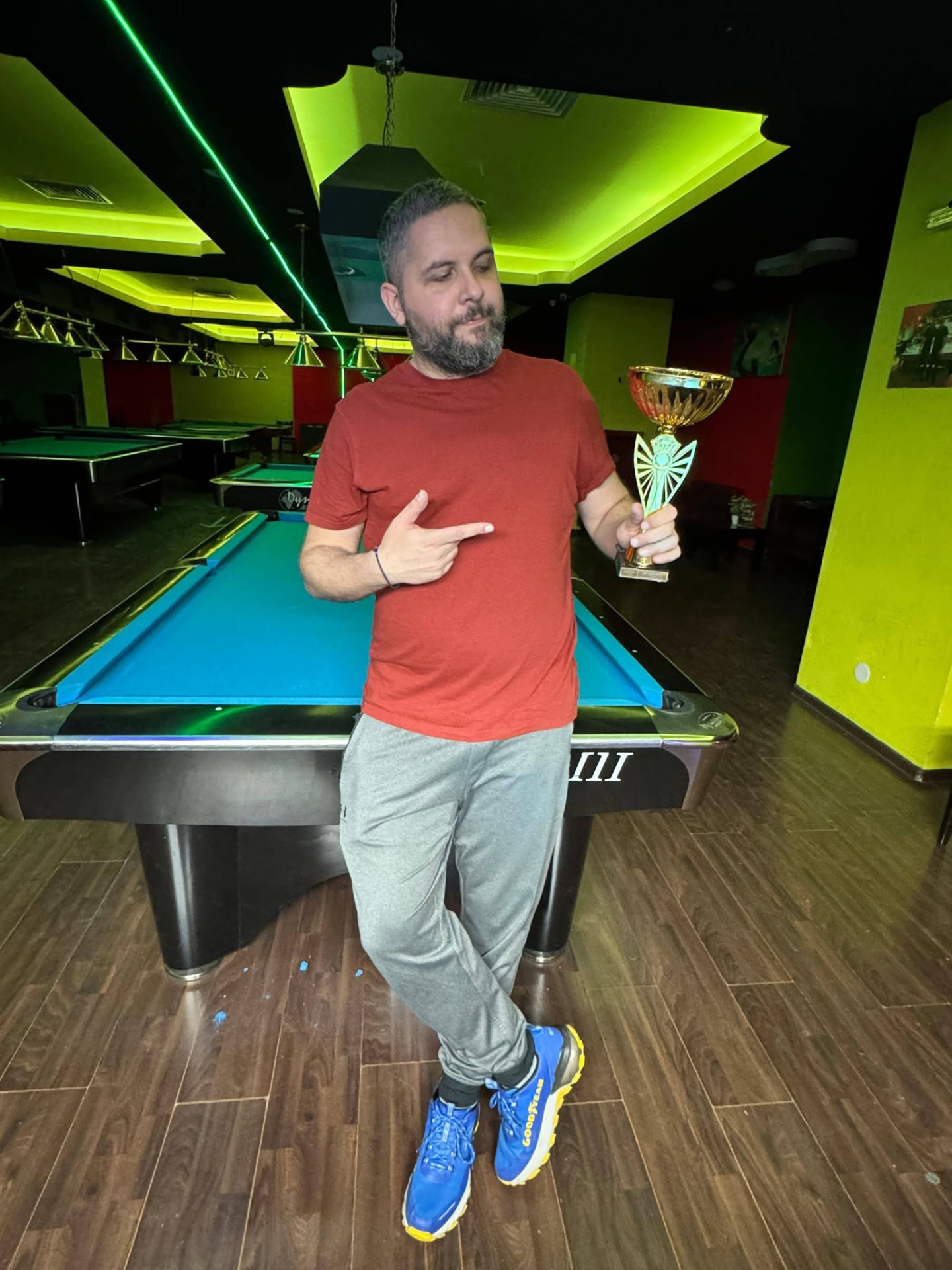 Horia Teodorescu cu trofeul în mână, lângă masa de biliard