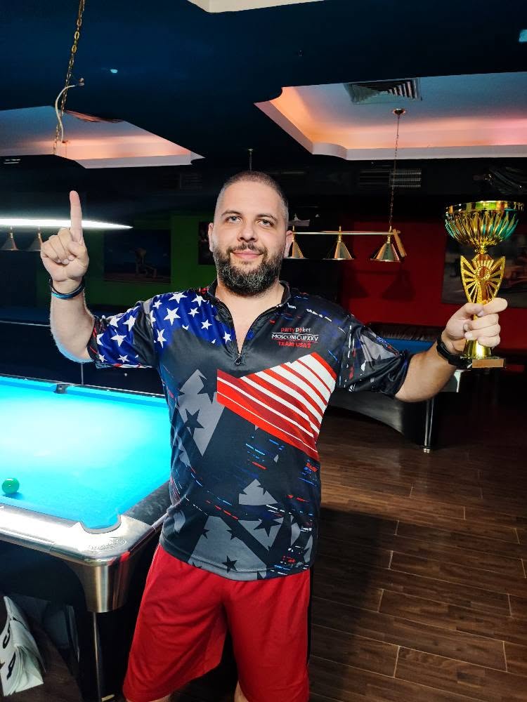 Horia Teodorescu arătând locul întâi, cu trofeul în mână