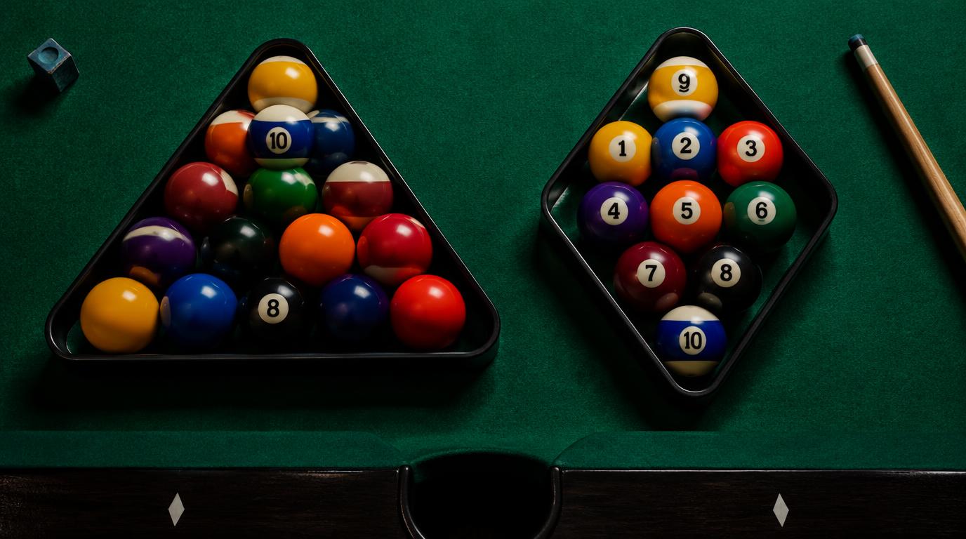 Bile de biliard așezate în triunghi și romb pe masa de pool